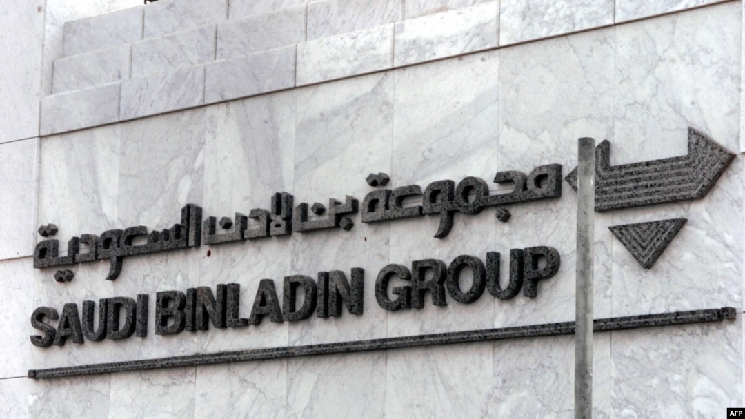Logo perusahaan Saudi Binladin Group di kantor pusat perusahaan tersebut di Jeddah, Arab Saudi, 20 September 2001. (Foto: dok).
