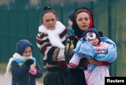 Pengungsi Ukraina berjalan setelah melintasi perbatasan Ukraina-Polandia, di tengah invasi Rusia ke Ukraina, di Medyka, Polandia, 10 April 2022. (Foto: REUTERS/Leonhard Foeger)