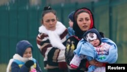 دست کم ۹۰ در صد مهاجران اوکراینی را زنان و کودکان تشکیل می دهند، زیرا مردان بین ۱۸ تا ۶۰ سال که واجد شرایط جنگ می شوند، حق ترک آن کشور را ندارند
