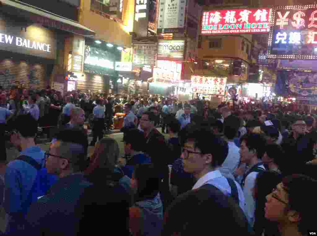 数以百计香港市民在旺角几外路段聚集 (美国之音海彦拍摄)