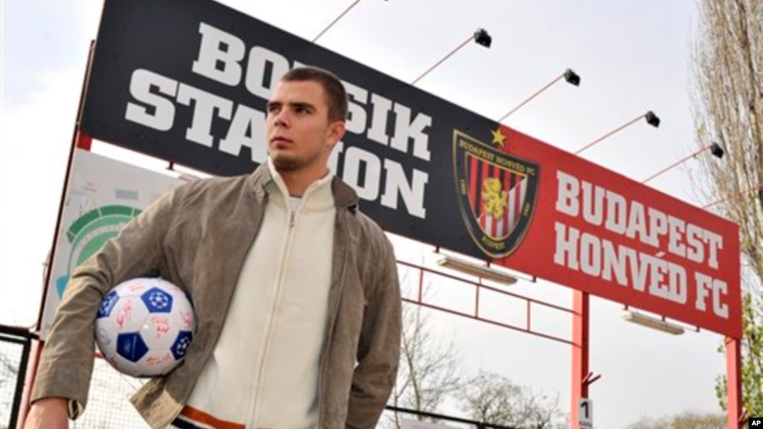 Seorang fan klub Honved Budapest berdiri di depan stadion utama klub itu di Budapest, Hungaria (foto:dok). Klub Honved merupakan salah satu dari tiga klub yang dihukum UEFA karena rasisme.