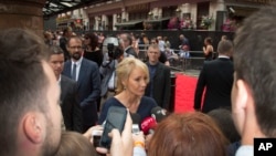 Penulis J.K. Rowling berbicara kepada media saat tiba dalam pemutaran perdana "Harry Potter and the Cursed Child" di Palace Theatre, London (30/7). 