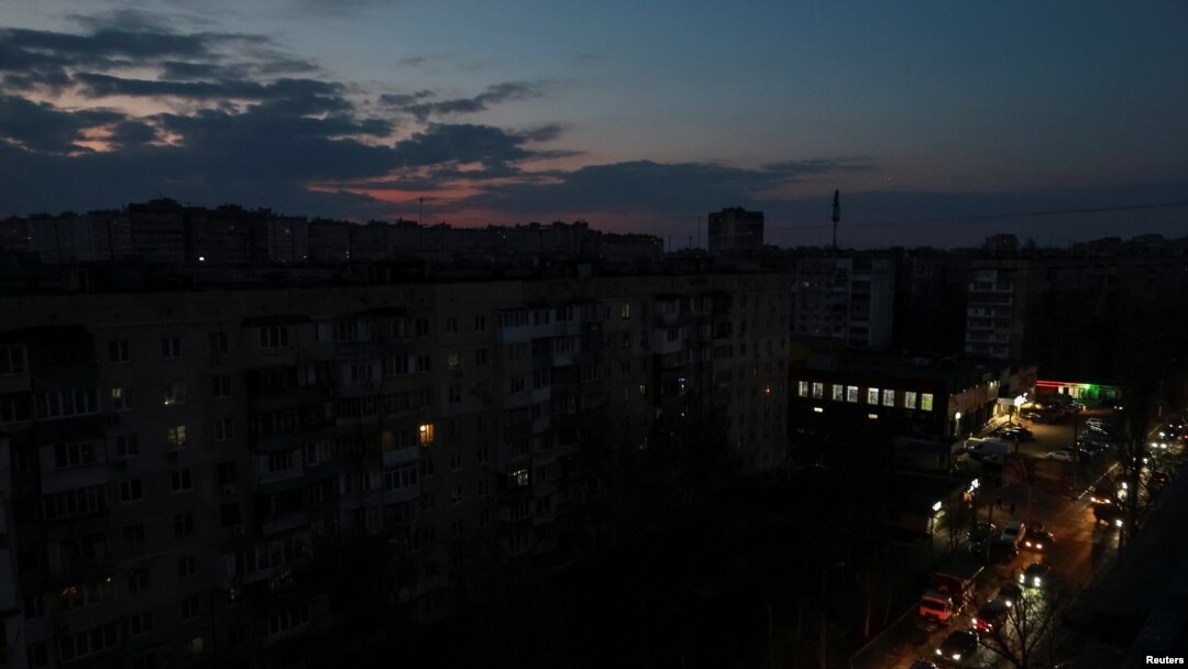 Жилые здания во время перебоев в подаче электроэнергии из-за ночной атаки беспилотника в Одессе, Украина, 19 февраля 2025 года.