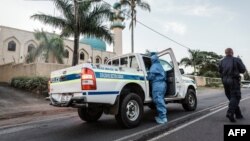 Polisi dan penyelidik berada di lokasi masjid Imam Hussain di pinggiran Durban, Afsel, pasca serangan hari Kamis (10/5). 