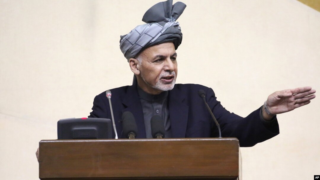 Presiden Afghanistan Ashraf Ghani berbicara dalam sesi parlemen gabungan yang langka di Kabul hari Senin (25/4).