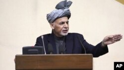 Presiden Afghanistan Ashraf Ghani berbicara dalam sesi parlemen gabungan yang langka di Kabul hari Senin (25/4).