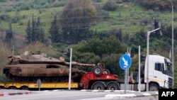 یک تریلی در حال انتقال یک تانک ارتش اسرائیل در شمال این کشور