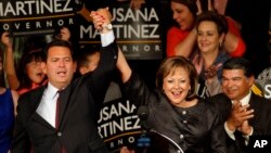 La gobernadora reelecta de Nuevo México, Susana Martínez, celebra con el vicegoberandor John Sánchez su victoria electoral.