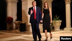 El presidente de EE.UU, Donald Trump y la primera dama Melania, llegan a su fiesta de Nochebuena en la propiedad de Mar-a-Lago en Palm Beach, Florida, la noche del 24 de diciembre de 2019.