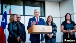 Chile's Foreign Minister Heraldo Munoz speaks to the media as he receives Venezuelan National Assembly-appointed Supreme Court justices – from left, Elenis Rodriguez, Jose Nunez, Zuleima Gonzalez and Beatriz Ruiz – in Santiago, Oct. 19, 2017. 