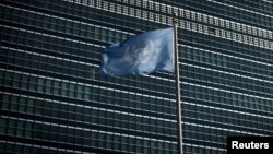 Edificio y bandera de Naciones Unidas en Nueva York.