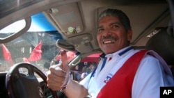 ARCHIVO - Norman Quijano, candidato a alcalde de San Salvador, levanta el pulgar después de votar en San Salvador, el 18 de enero de 2009. 