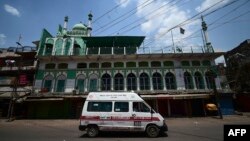 Satu unit mobil ambulans melewati jalanan yang lengang saat mulai diberlakukannya lockdown di tengah pandemi COVID-19 di Allahabad, 18 April 2021. (Foto: SANJAY KANOJIA / AFP).