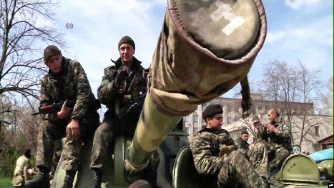 Anggota Korps Nasional Ukraina, partai politik sayap kanan, mengadakan pelatihan militer bagi para sukarelawan di Kyiv pada Minggu untuk mempersiapkan kemungkinan invasi Rusia sebagai ilustrasi. (Foto: AP)