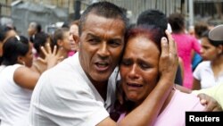 Escena de pánico durante los desórdenes en las afueras de la prisión venezolana La Planta, en mayo pasado. Periodistas que cubrieron esos eventos han sido perseguidos y amenazados, según la SIP.