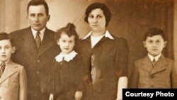 Юная Гита с родителями и братьями. Фото из семейного архива Кауфман-Вайнраух