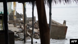 Un edificio destruido en la playa de Cangrejo se ve antes de la llegada del huracán John al estado de Oaxaca, México, el 23 de septiembre de 2024. 