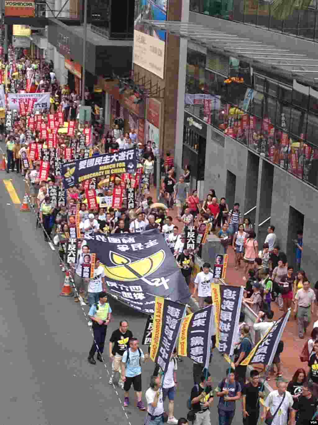 香港市民参加“支联会”举办的六四爱国民主大游行（美国之音海彦拍摄）