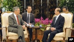 ທ່ານ Lee Hsien Loong, ຊາຍ, ພົບກັບທານ Thein Sein, ຂວາ