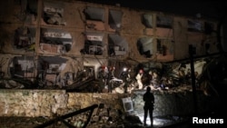 سربازان اسرائیلی پس از حمله موشکی جمهوری اسلامی ایران به دیمونا در جنوب اسرائیل در محل اصابت موشک حاضر شدند - ۱ فروردین ۱۴۰۵