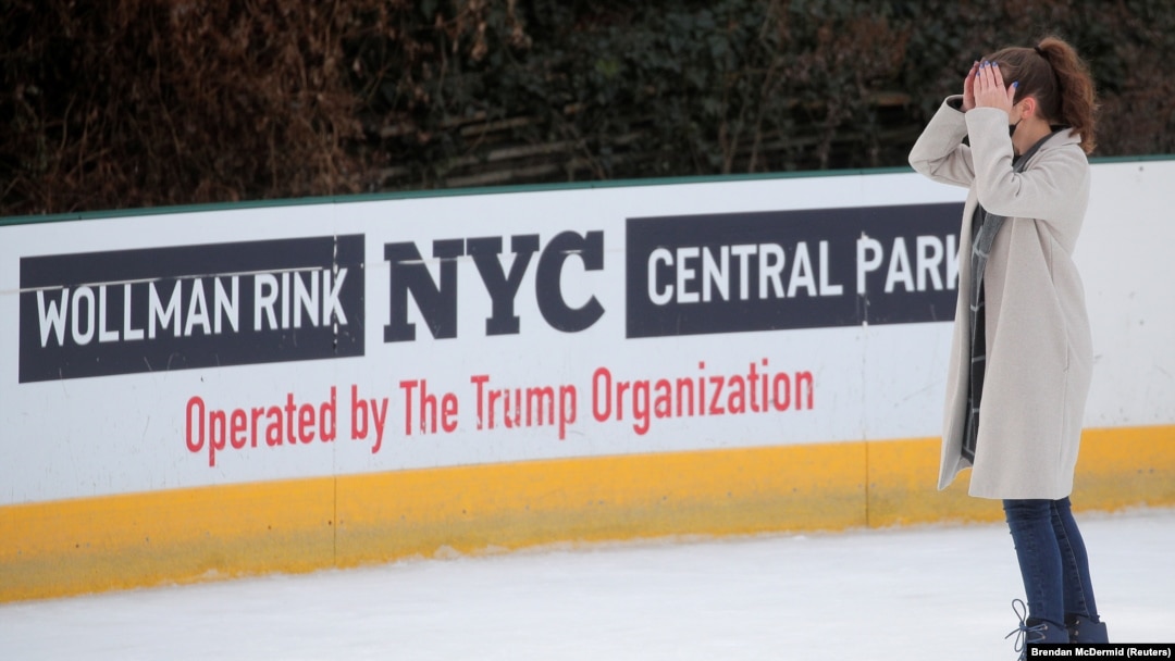Seorang perempuan sedang bermain seluncur es di Wollman Rink, Central Park, setelah pemerintah Kota New York memutus kontrak dengan Trump Organization, di New York, 14 Januari 2021. (Foto: Brendan McDermid/Reuters)