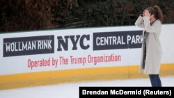 Seorang perempuan sedang bermain seluncur es di Wollman Rink, Central Park, setelah pemerintah Kota New York memutus kontrak dengan Trump Organization, di New York, 14 Januari 2021. (Foto: Brendan McDermid/Reuters)