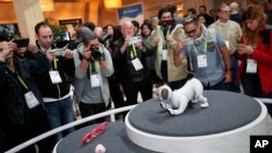 Sony memamerkan "Aibo", anjing robot dalam acara pameran teknologi di Las Vegas, Nevada, AS (11/1). 