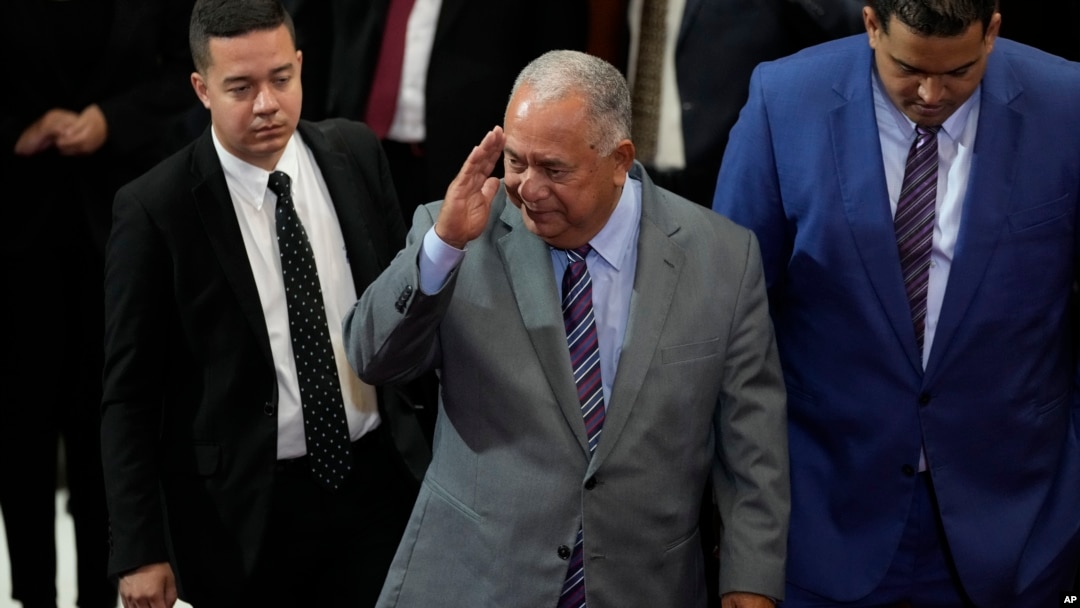 Elvis Amoroso, presidente del Consejo Nacional Electoral, saluda a su llegada a la sede del Tribunal Supremo de Justicia en Caracas, el 22 de agosto de 2024.