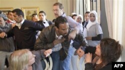 Một viên chức Bộ Thông tin Libya ngăn không cho các nhà báo thu hình một thiếu nữ tố cáo bị xâm phạm tình dục sau khi bị bắt giữ tại một trạm kiểm soát trong thủ đô Tripoli