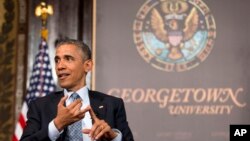 Dua anak balita yang meninggalkan kota Raqqa bersama keluarganya akibat pertempuran, bermain di luar tendanya di Ras al-Ain, Suriah.