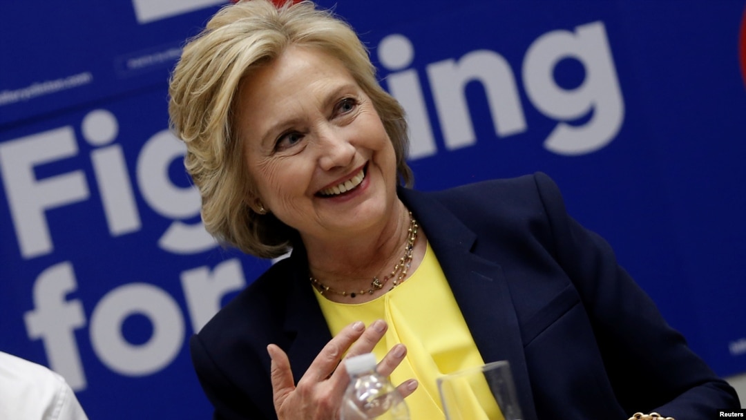 Kandidat calon presiden dari Partai Demokrat, Hillary Clinton, berbicara dalam pertemuan koalisi aktivis HIV/AIDS di kantor pusat kampanyenya di Brooklyn, New York (12/5). (Reuters/Mike Segar)
