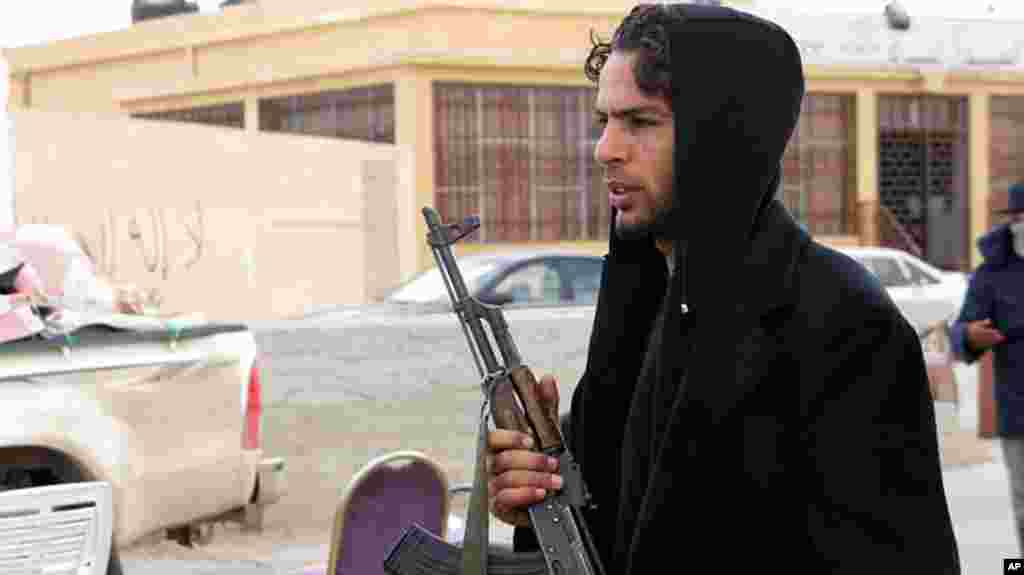 A young Libyan man forms part of the irregular forces guarding the border with Egypt, now under opposition control, February 23, 2011. (VOA Photo/E. Arrott)