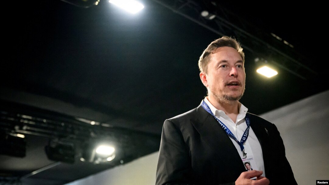 FOTO DE ARCHIVO: Elon Musk, habla con miembros de los medios de comunicación durante la Cumbre de Seguridad de IA en Bletchley Park en Bletchley, Gran Bretaña, el 1 de noviembre de 2023. Leon Neal/Pool vía REUTERS/File Photo