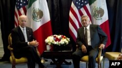 El entonces vicepresidente de EE.UU., Joe Biden (izq.), se sienta junto al entonces candidato presidencial mexicano, Andrés Manuel López Obrador (derecha), durante una reunión el 5 de marzo de 2012 en México.