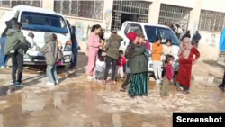 Derbiderên gundewarên Kobanîyê li pêş dibistaneke gundê Şêranê