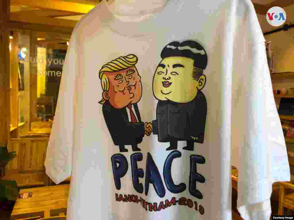 Camisetas con las imágenes de Donald Trump y Kim Jong Un están a la venta en tiendas de Hanoi, Vietnam. 
