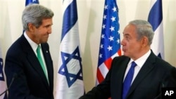 Ngoại trưởng John Kerry (trái) và Thủ tướng Israel Benjamin Netanyahu tại một cuộc họp báo