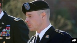 El sargento Bowe Bergdahl estaba supuesto a ser sentenciado el lunes, pero la audiencia ha sido pospuesta hasta el miércoles.