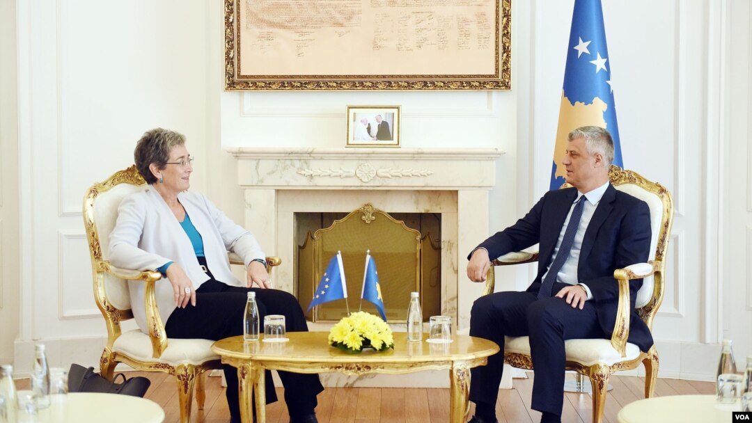Predsednik Kosova Hašim Tači i bivši izvestilac Evropskog parlamenta za Kosovo Ulrike Lunaček, 31. oktobar 2017.