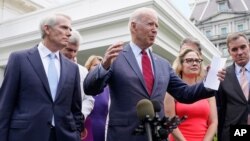 Presiden AS Joe Biden (tengah), bersama kelompok Senator bipartisan berbicara kepada media mengenai perkembangan rencana infrastruktur senilai $1,2 Triliun di luar Gedung Putih, Kamis (24/6). 