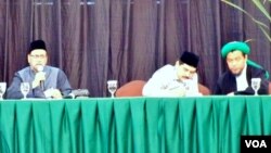 Seminar internasional dengan tema Peran Dakwah Damai di Jakarta, Minggu (15/7). Dari kiri: ulama India, Muhammad Ali Nadfi, moderator Husein Shahab, dan Dosen UIN Sunan Kalijaga Dhiyauddin Quswandi (foto: Fathiyah/VOA).