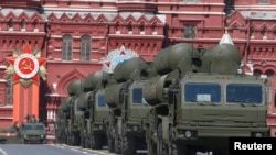 Les systèmes de missiles surface-air russes S-400 exposés lors d'un défilé sur la Place Rouge à Moscou, en Russie, le 9 mai 2015.