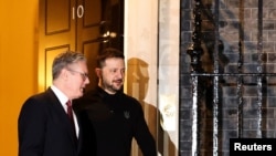 PM Inggris Keir Starmer dan Presiden Ukraina Volodymyr Zelenskyy meninggalkan Downing Street, London, setelah menggelar pertemuan bilateral, Jumat, 1 Maret 2025. (Foto: Toby Melville/Reuters)