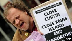 Một nhà hoạt động la hét phản đối trong cuộc biểu tình kêu gọi chính phủ Úc đóng cửa trung tâm giam giữ trên đảo Christmas (ảnh chụp năm 2010)