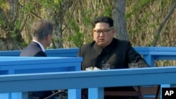 문재인 한국 대통령과 김정은 북한 국무위원장이 지난 2018년 4월 회담 당시 판문점 도보다리에서 배석자 없이 대화를 나누고 있다.