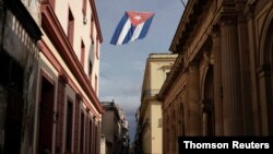 Кубанско знаме се вее над улица во центарот на Хавана