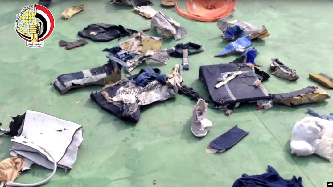 Beberapa barang pribadi milik penumpang dan sisa puing pesawat EgyptAir nomor penerbangan 804 yang jatuh ke Laut Tengah Mei lalu (foto: dok).