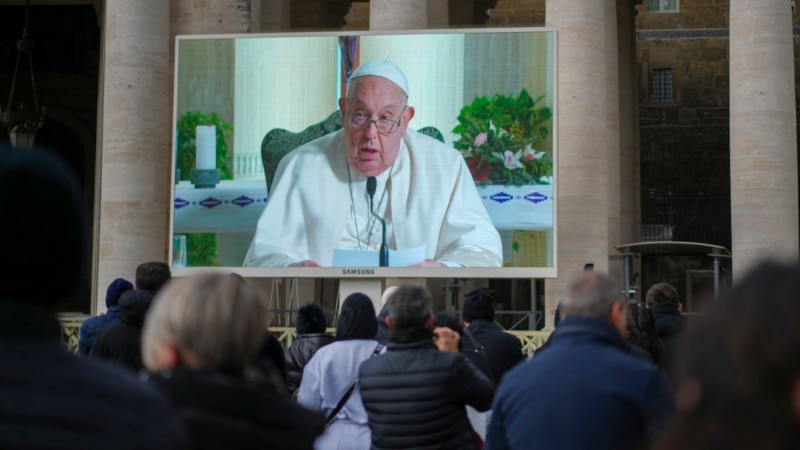 Pope Francis calls for ceasefire on all fronts in his prayer ahead of Christmas