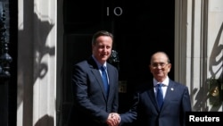 PM Inggris David Cameron menyambut kedatangan Presiden Burma Thein Sein di Jalan Downing, pusat kota London (15/7).