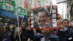 香港特首梁振英民望低迷 香港反梁人士2013年1月1日上街遊行